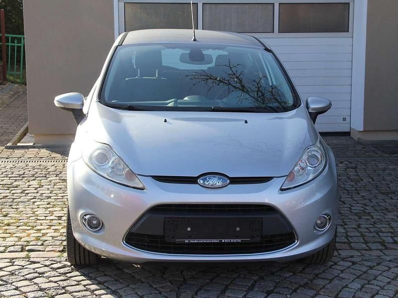 Gebraucht Ford Fiesta Ghia 82 PS (60 kW) 2008 Polarsilber metallic Kleinwagen