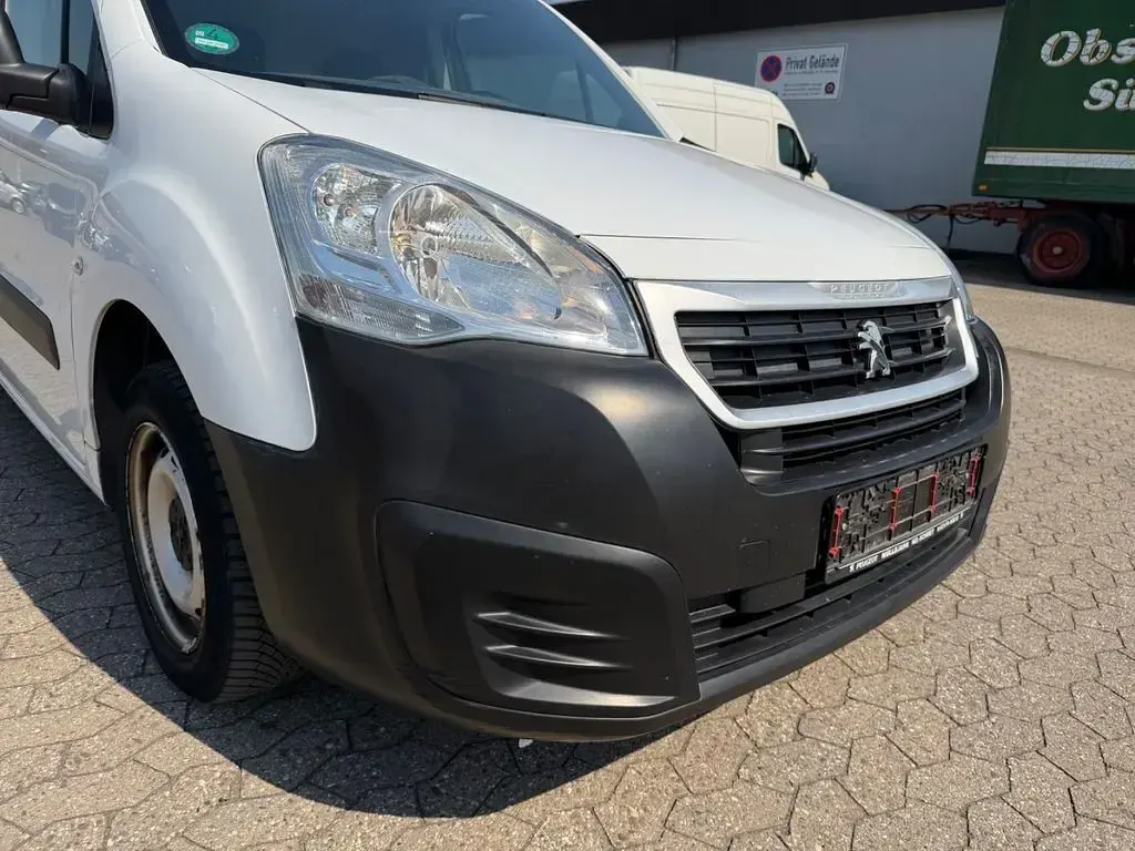 Gebraucht Peugeot Partner Premium 120 PS (88 kW) 2018 Weiß Van / Kleinbus