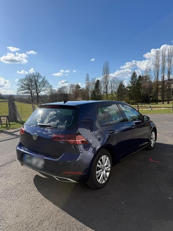 Gebraucht VW Golf VII Highline 125 PS (91 kW) 2017 Blau Kleinwagen