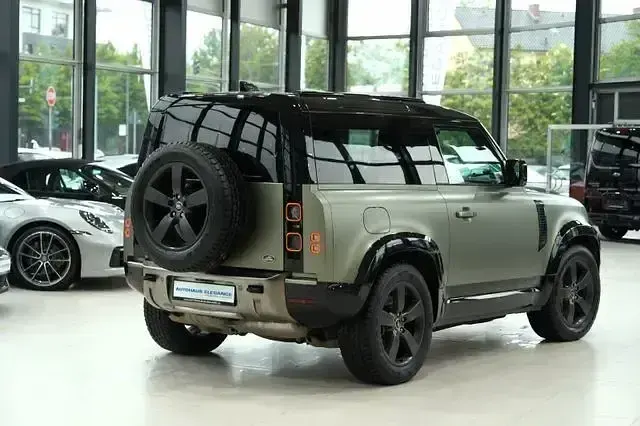 Gebraucht Land Rover Defender 301 PS (221 kW) 2021 Pangea green SUV