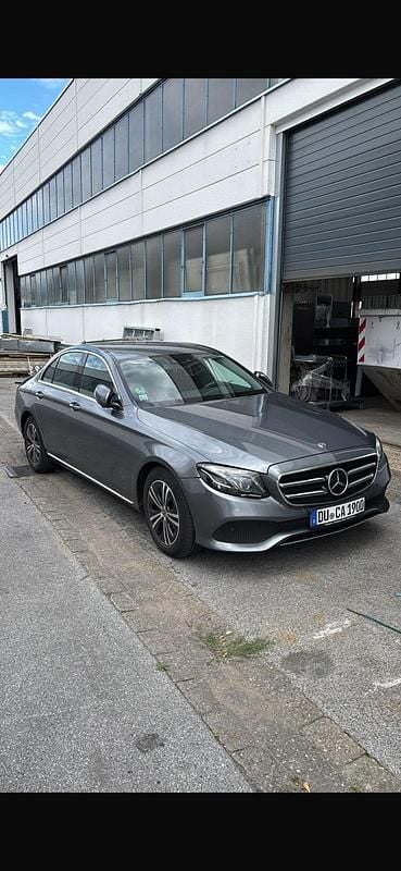 Grau Gebraucht 2019 Mercedes E200 Avantgarde Limousine | 24.500 € (Superpreis) - Bild 1/4