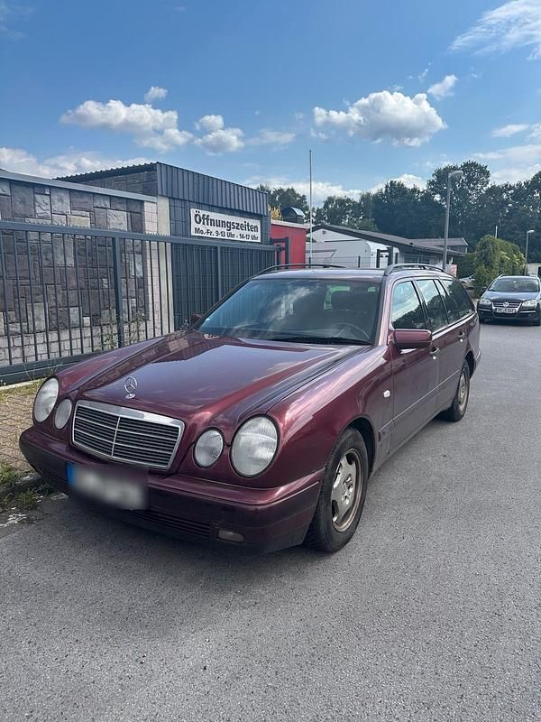 Rot Gebraucht 1997 Mercedes E200 Kombi | 1.000 € (Superpreis) - Bild 1/4