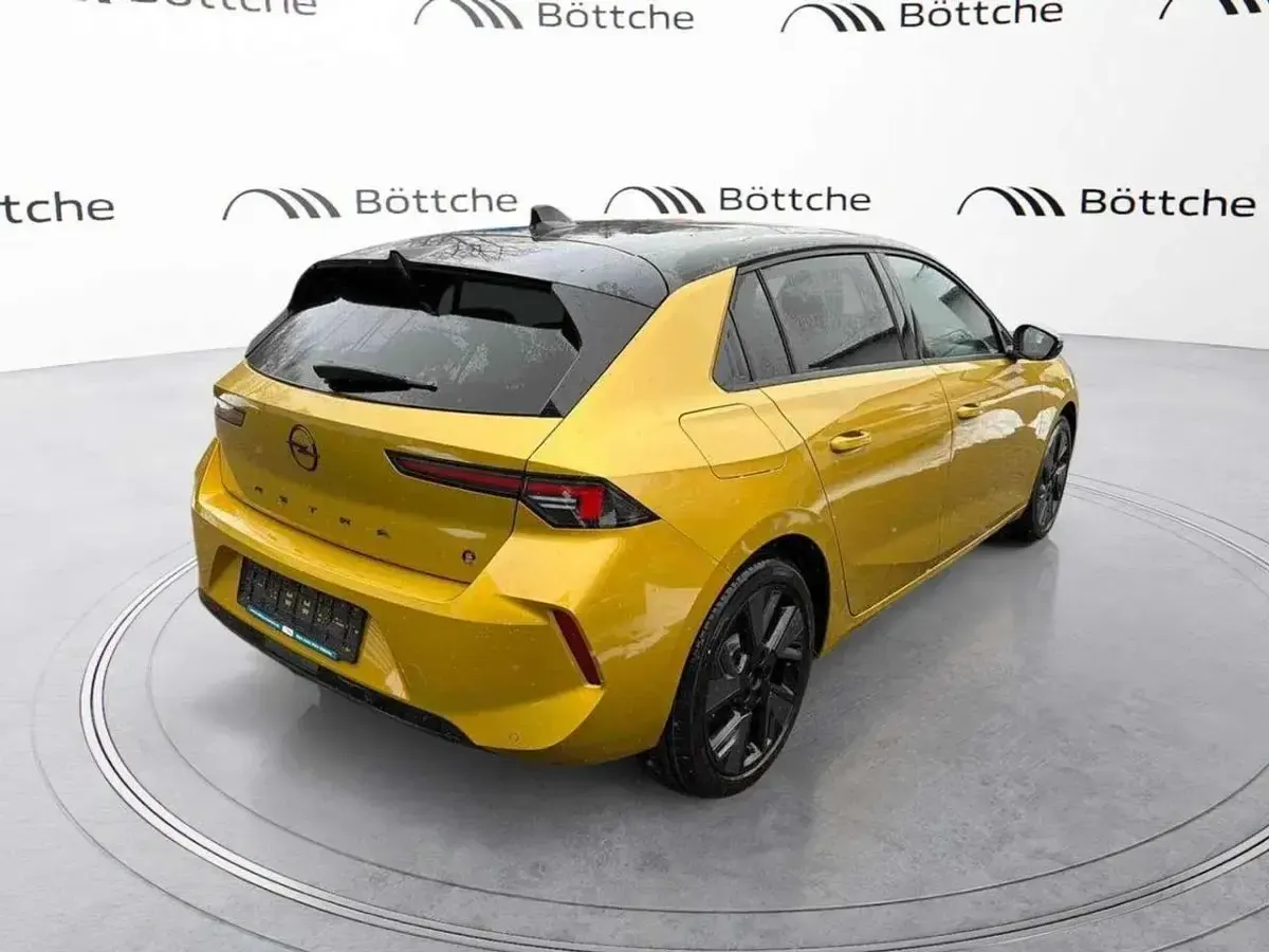 Neu Opel Astra 114 kW (156 PS) 2026 Lackierung amber yellow/typ au Limousine
