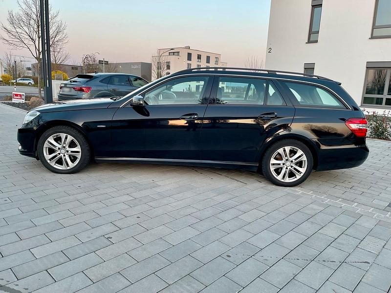 Gebraucht Mercedes E220 170 PS (125 kW) 2010 Schwarz Kombi