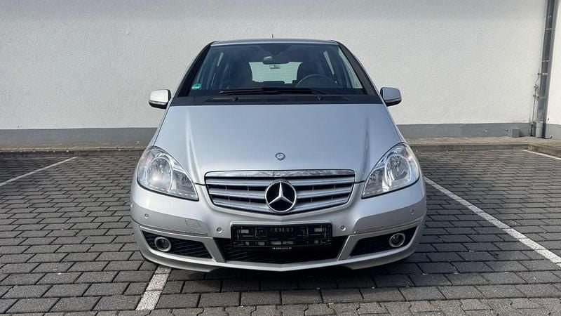 Second-hand Mercedes A180 109 CP (80 kW) 2012 Argintiu Monovolum