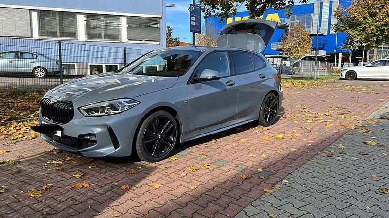 Grau Gebraucht 2020 BMW 118 M Sport Kleinwagen | 21.000 € (Fairer Preis) - Bild 1/4