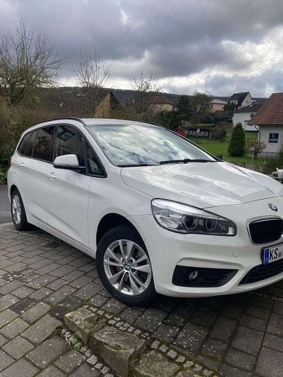 Weiß Gebraucht 2018 BMW 218 Gran Tourer Van / Kleinbus | 13.100 € (Guter Preis) - Bild 1/4