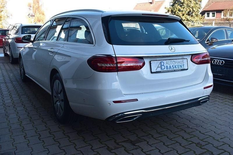 Gebraucht Mercedes E220 Avantgarde 194 PS (142 kW) 2021 Weiß Limousine