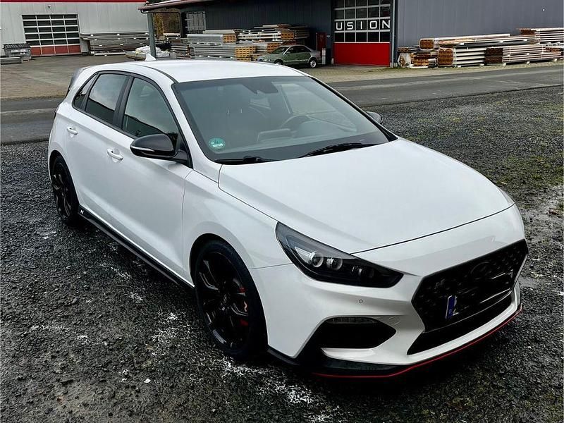 Weiß Gebraucht 2018 Hyundai i30 N Performance Limousine | 20.900 € (Teuer) - Bild 1/4