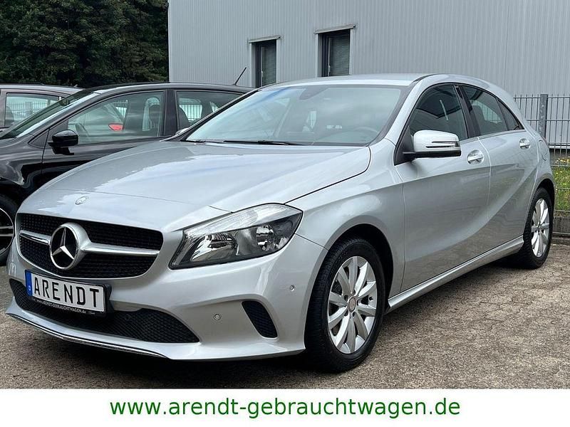 Silber Gebraucht 2016 Mercedes A180 Limousine | 16.890 € (Fairer Preis) - Bild 1/4