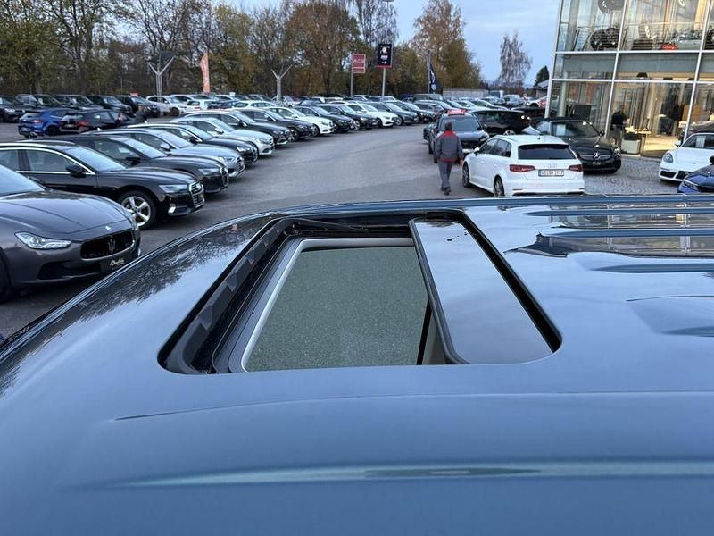 Gebraucht VW Multivan 150 PS (110 kW) 2017 Grün Van