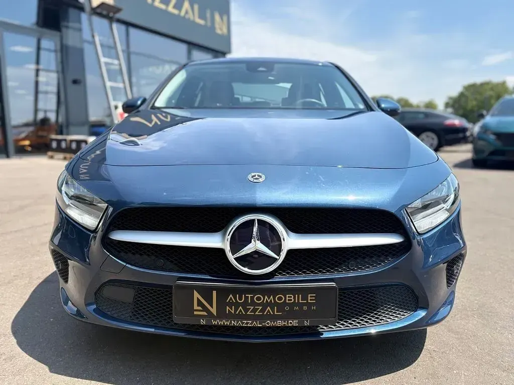 Gebraucht Mercedes A180 116 PS (85 kW) 2021 Blau Limousine
