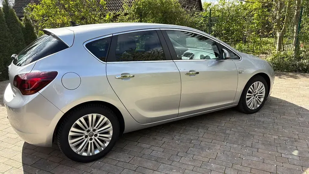 Second-hand Opel Astra 95 CP (69 kW) 2012 Argintiu Berlinǎ