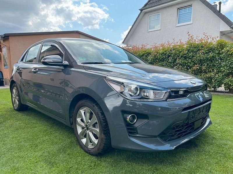 Grau Gebraucht 2021 Kia Rio Vision Limousine | 15.650 € (Fairer Preis) - Bild 1/4