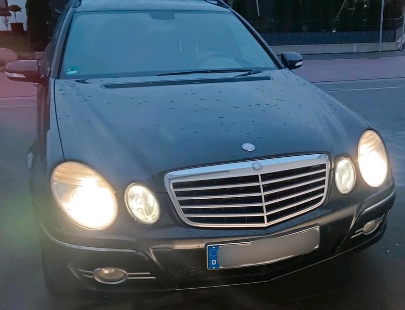 Schwarz Gebraucht 2008 Mercedes E320 Avantgarde Kombi | 7.100 € (Teuer) - Bild 1/4