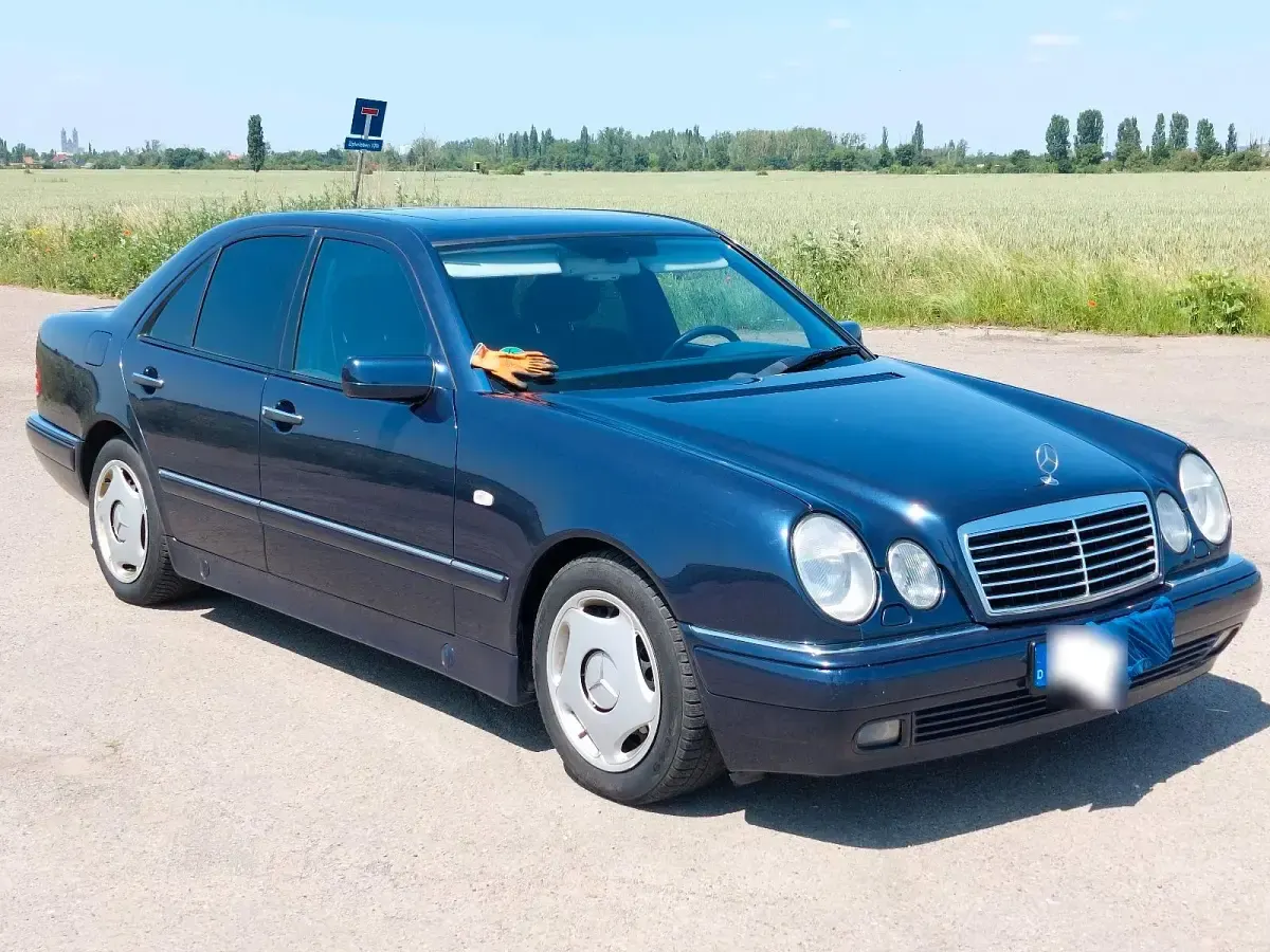 Gebraucht Mercedes E280 193 PS (141 kW) 1996 Blau Limousine