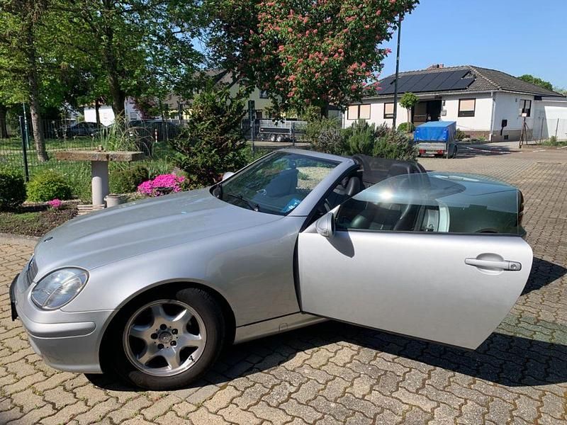 Gebraucht Mercedes SLK230 197 PS (144 kW) 2001 Silber Cabrio