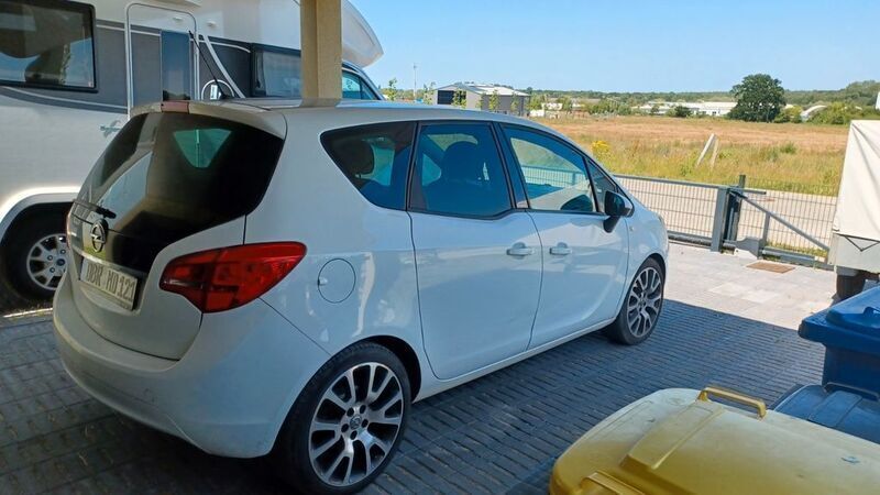 Weiß Gebraucht 2012 Opel Meriva Color Edition Van / Kleinbus | 3.000 € (Superpreis) - Bild 1/4