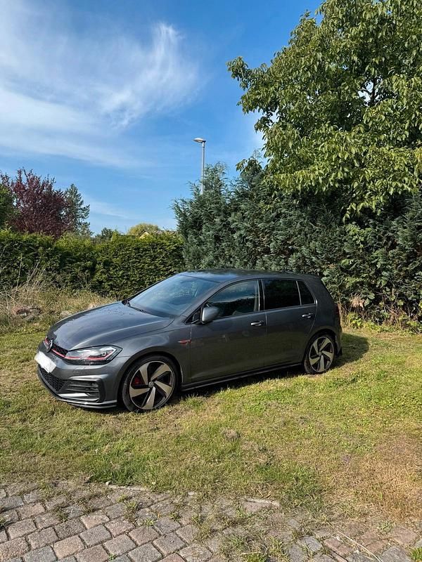 Grau Gebraucht 2019 VW Golf VII GTI Kleinwagen | 18.700 € (Guter Preis) - Bild 1/4