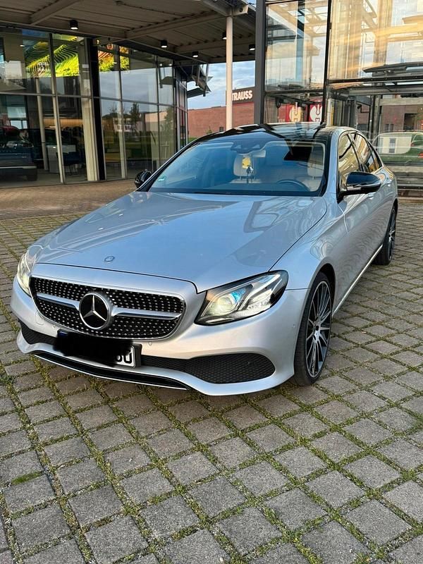 Silber Gebraucht 2018 Mercedes E350 Limousine | 21.750 € (Superpreis) - Bild 1/4