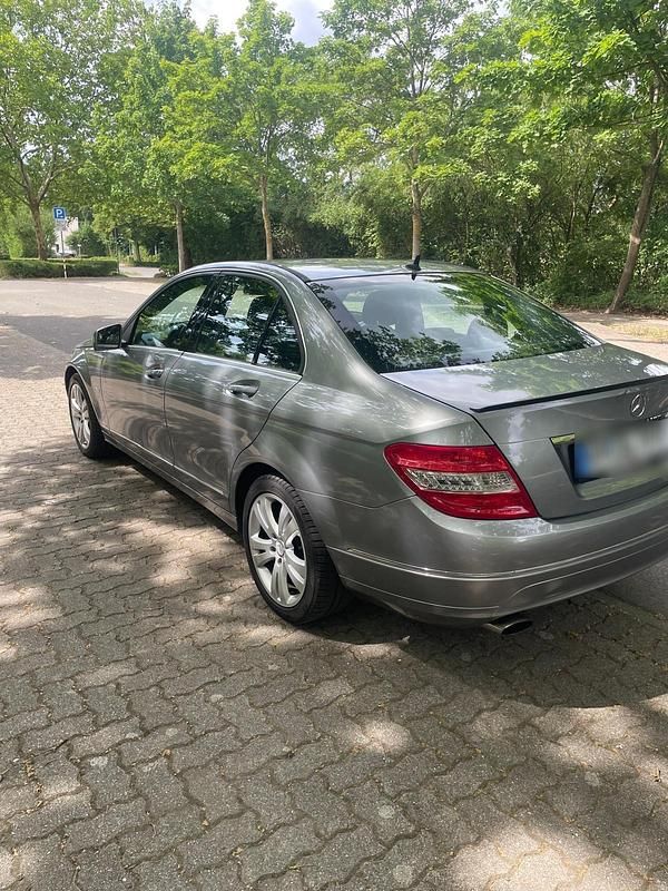 Grau Gebraucht 2010 Mercedes C250 Limousine | 4.600 € (Superpreis) - Bild 1/4