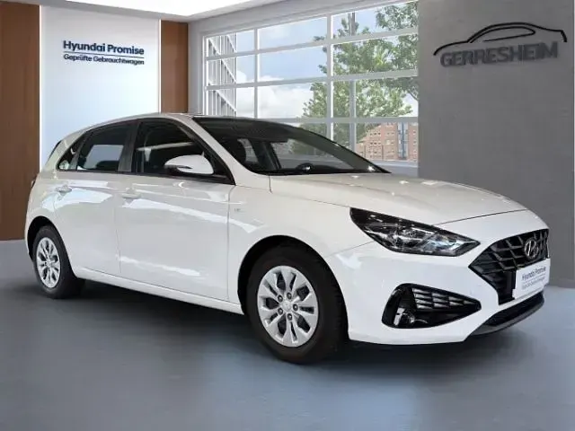 Gebraucht Hyundai i30 Select 120 PS (88 kW) 2022 Weiss Limousine