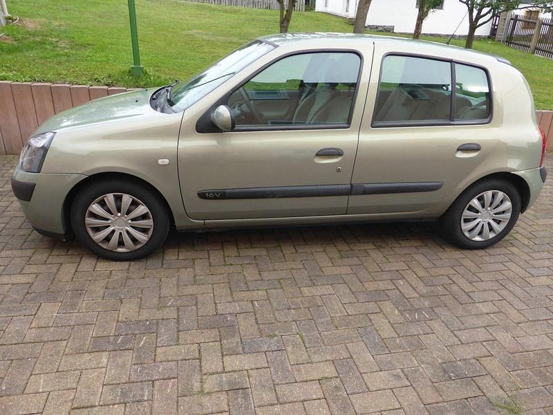 Grau Gebraucht 2003 Renault Clio II Expression Limousine | 2.100 € (Etwas zu teuer) - Bild 1/4