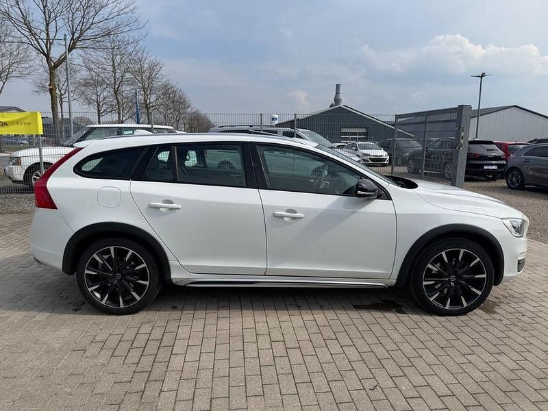 Gebraucht Volvo V60 CC Summum 190 PS (139 kW) 2015 Weiß Kombi