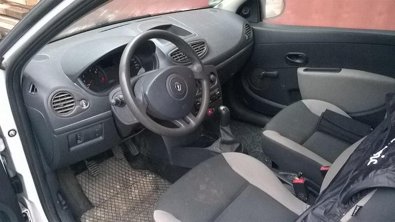 Gebraucht Renault Clio III 75 PS (55 kW) 2009 Weiß Kleinwagen