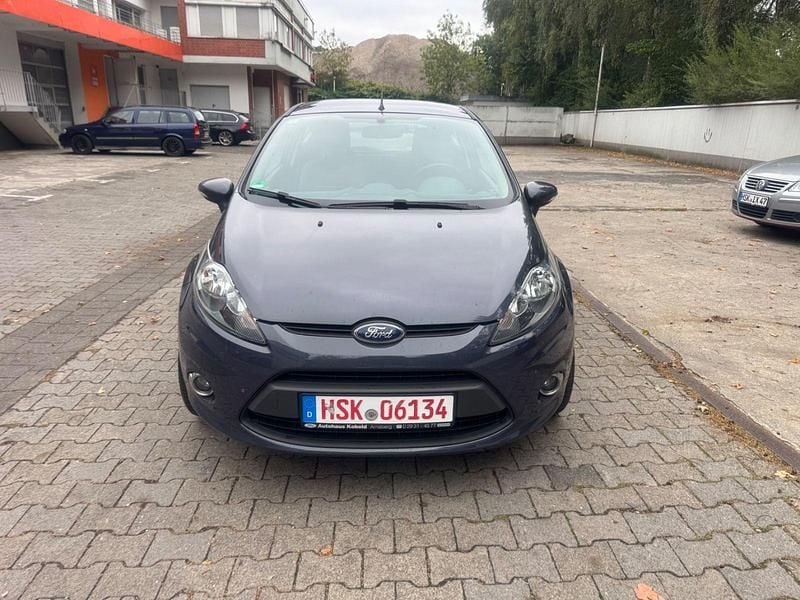 Grau Gebraucht 2012 Ford Fiesta Titanium Kleinwagen | 2.650 € (Superpreis) - Bild 1/4