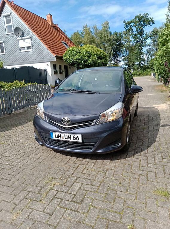 Violett Gebraucht 2014 Toyota Yaris Trend Limousine | 8.250 € (Fairer Preis) - Bild 1/4