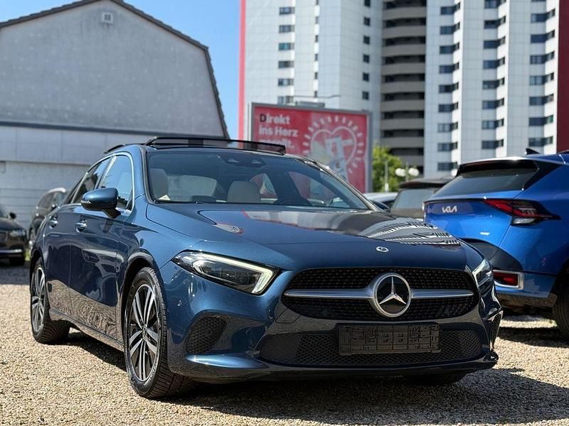 Gebraucht Mercedes A200 163 PS (119 kW) 2021 Blau Limousine