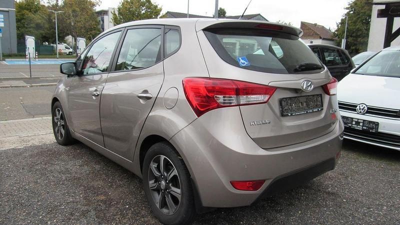 Gebraucht Hyundai i20 Space Plus 125 PS (91 kW) 2018 Beige Van / Kleinbus