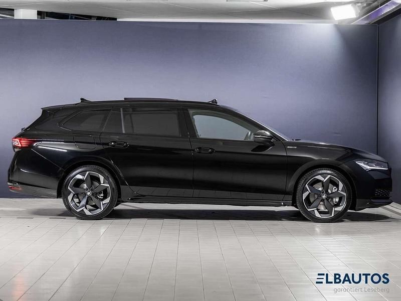 Neu Skoda Superb 193 PS (141 kW) 2025 Ebony schwarz Kombi