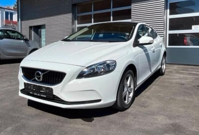 Weiß Gebraucht 2018 Volvo V40 Limousine | 12.900 € (Fairer Preis) - Bild 1/4