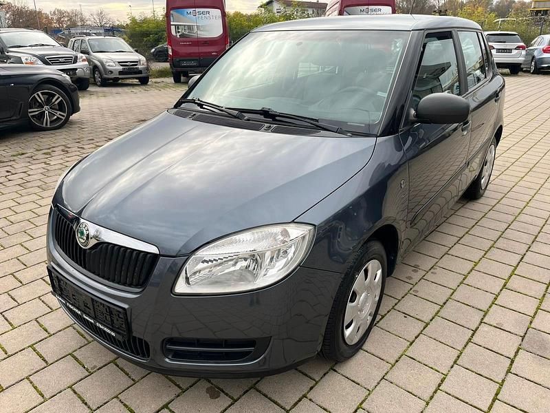 Grau Gebraucht 2011 Skoda Fabia Limousine | 3.990 € (Fairer Preis) - Bild 1/4