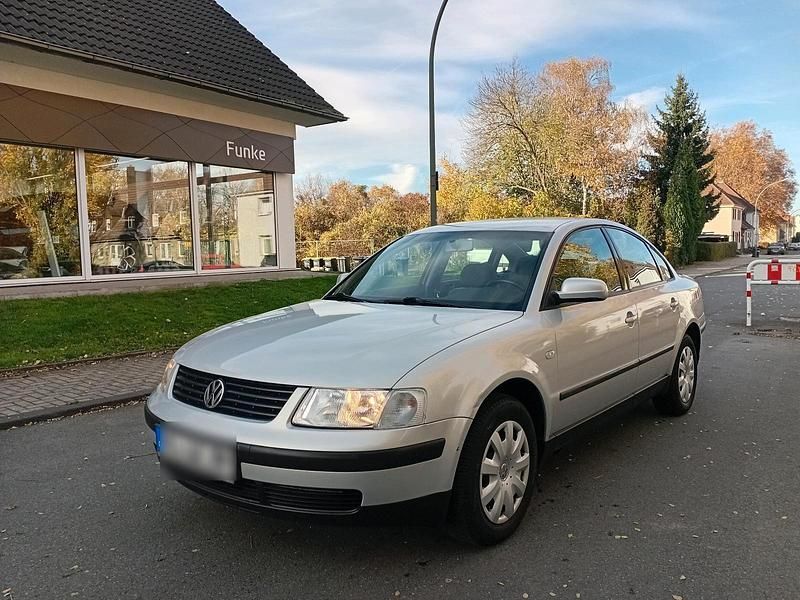 Grau Gebraucht 2000 VW Passat Limousine | 1.500 € (Guter Preis) - Bild 1/4