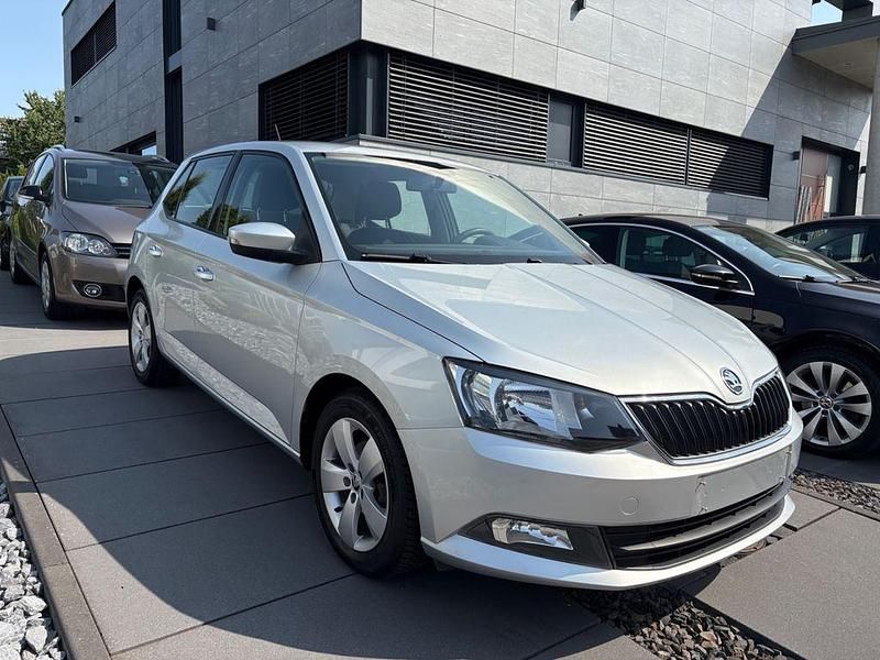 Silber Gebraucht 2015 Skoda Fabia Ambition Limousine | 7.700 € (Guter Preis) - Bild 1/4