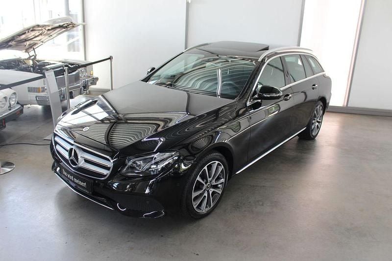 Schwarz , obsidianschwarz metallic Gebraucht 2018 Mercedes E220 Avantgarde Limousine | 34.890 € (Etwas zu teuer) - Bild 1/4