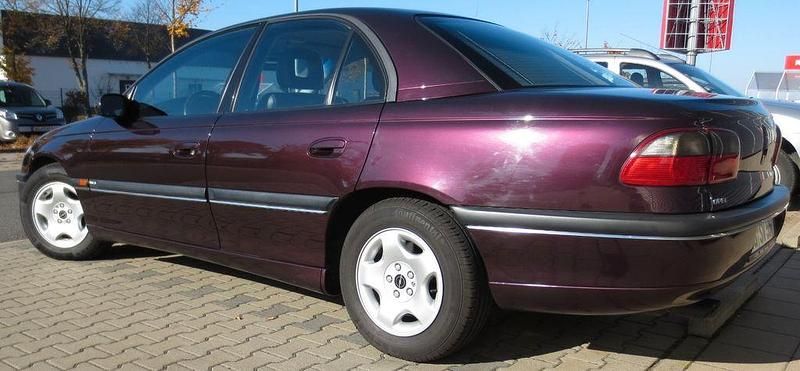 Rot Gebraucht 1994 Opel Omega Limousine | 8.499 € - Bild 1/4