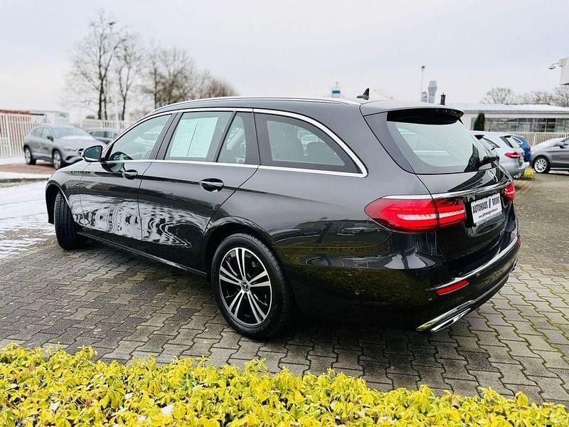 Gebraucht Mercedes E220 Avantgarde 200 PS (147 kW) 2022 Grau Limousine