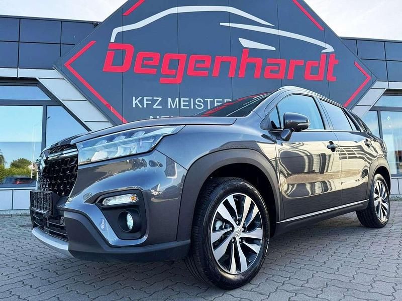 Titan dark gray pearl Neu 2025 Suzuki SX4 S-Cross Comfort+ SUV | 23.990 € (Fairer Preis) - Bild 1/4