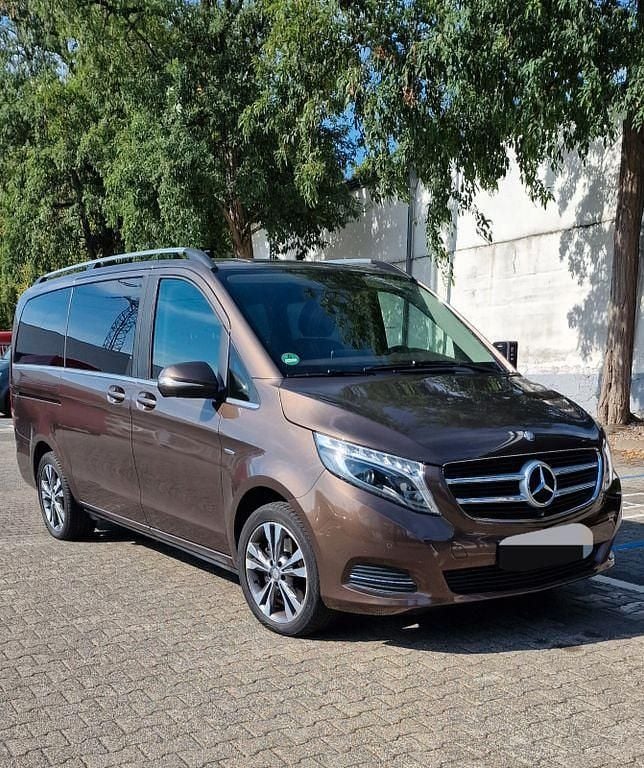 Braun Gebraucht 2015 Mercedes V250 Avantgarde Van / Kleinbus | 38.750 € (Guter Preis) - Bild 1/4
