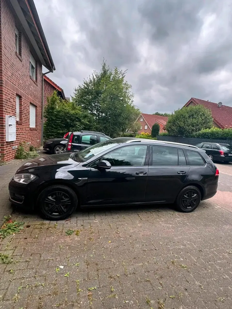 Gebraucht VW Golf VII LOUNGE 122 PS (89 kW) 2015 Schwarz Kombi