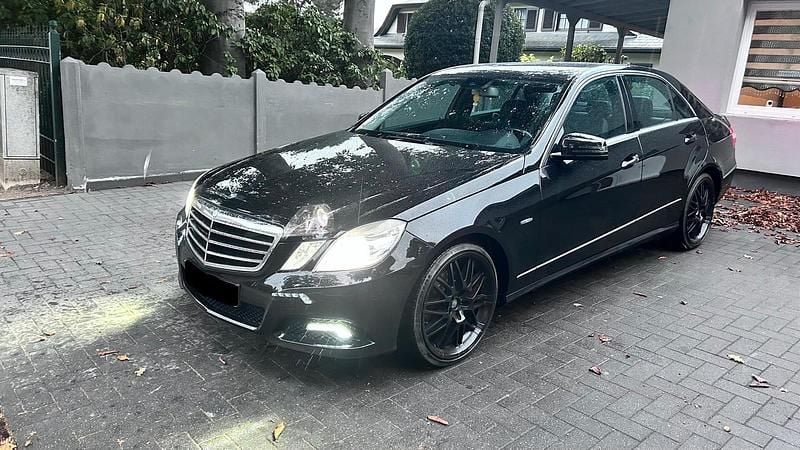Schwarz Gebraucht 2009 Mercedes E220 Limousine | 9.000 € (Fairer Preis) - Bild 1/4