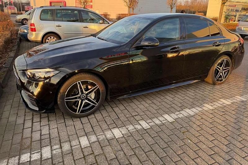 Schwarz Gebraucht 2022 Mercedes 180 Limousine | 41.000 € - Bild 1/4