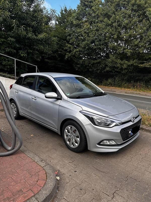 Silber Gebraucht 2017 Hyundai i20 Turbo Kleinwagen | 5.999 € (Superpreis) - Bild 1/4