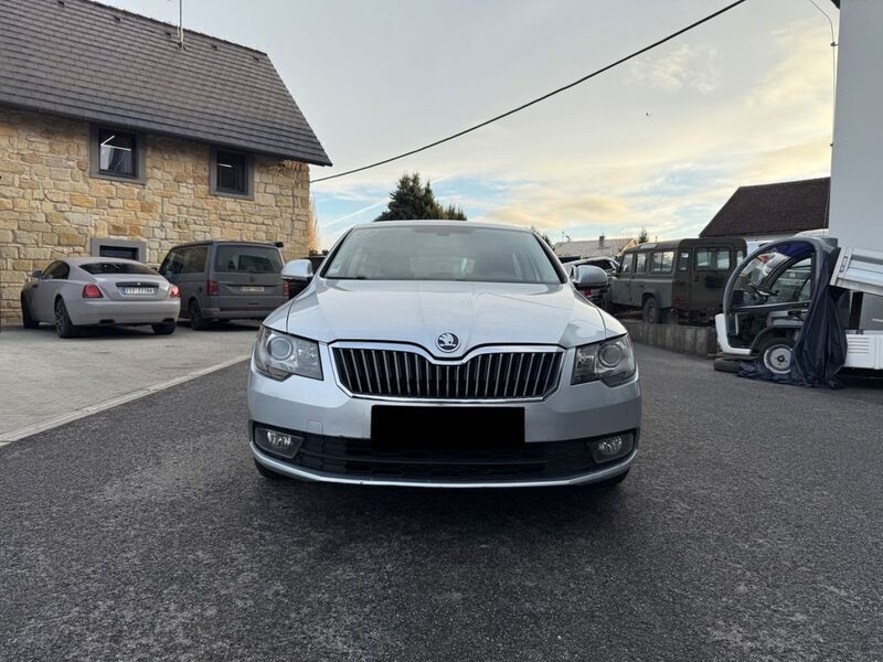 Gebraucht Skoda Superb Active 140 PS (102 kW) 2013 Silber Limousine