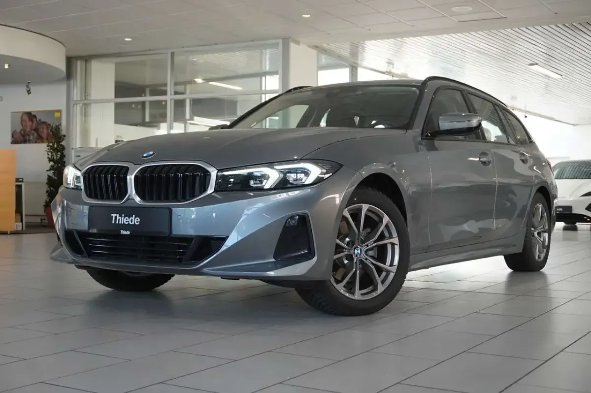 Gebraucht BMW 320 190 PS (139 kW) 2024 Skyscraper grau metallic Kombi