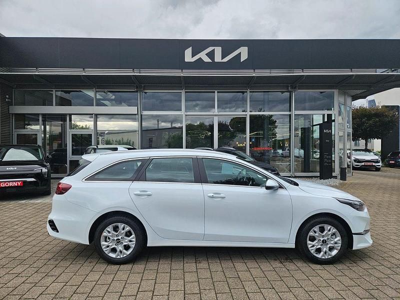 Neu Kia Ceed 140 PS (102 kW) 2025 Weiß Kleinwagen